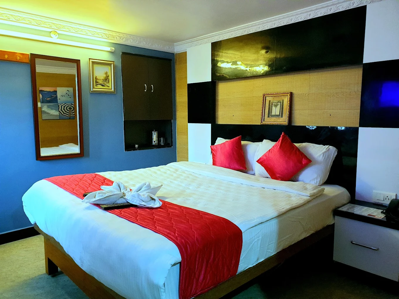 Bed and seating area at Ganga Sri Balaji Cottage