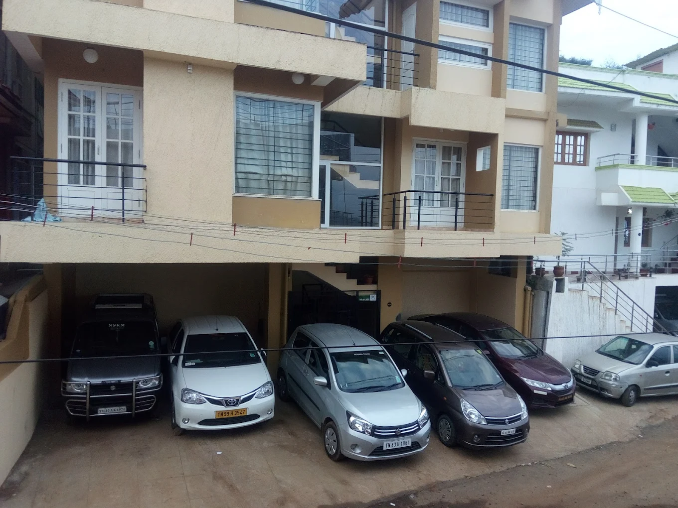 Vehicle parking area at Hill Side Cottage Ooty