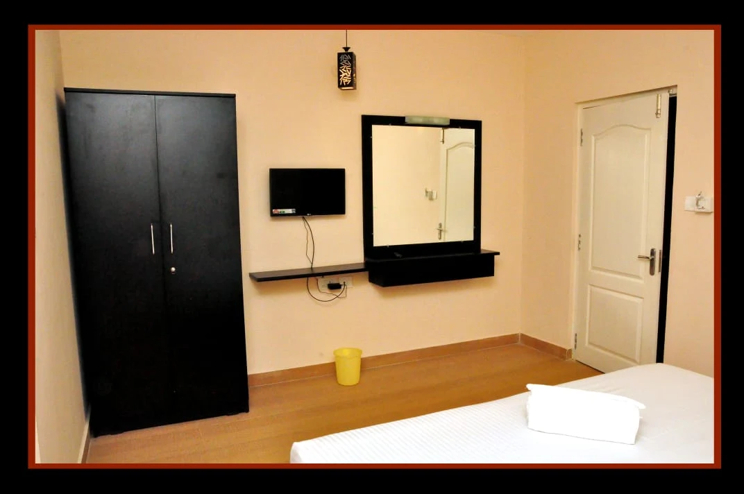 Bed and seating area in Hill Side Cottage Ooty