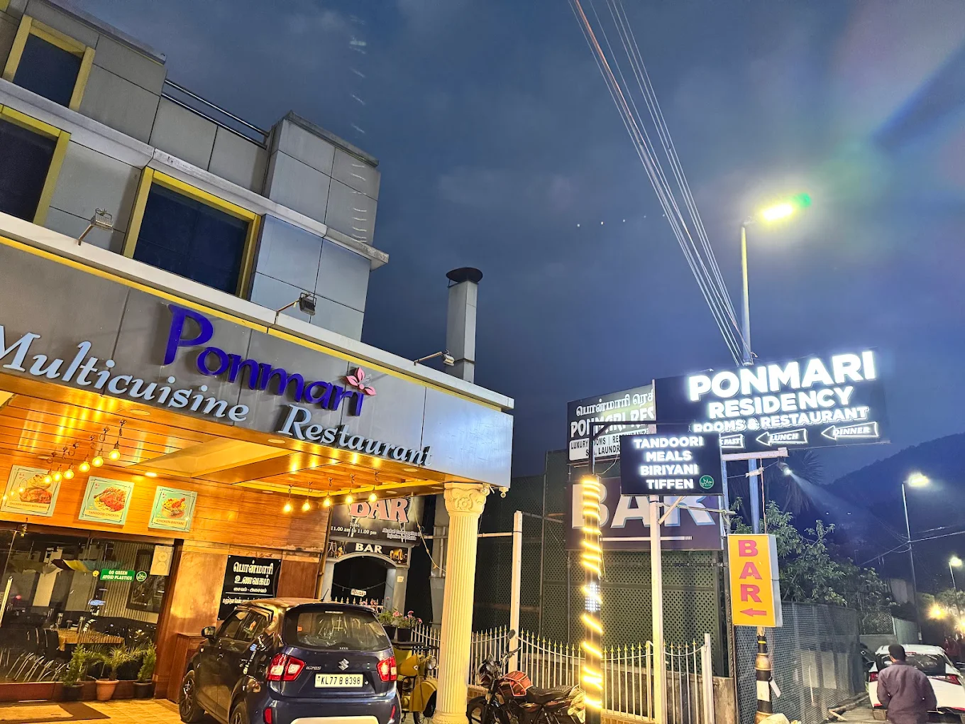 Restaurant and dining area at Ponmari Residencyy, Ooty