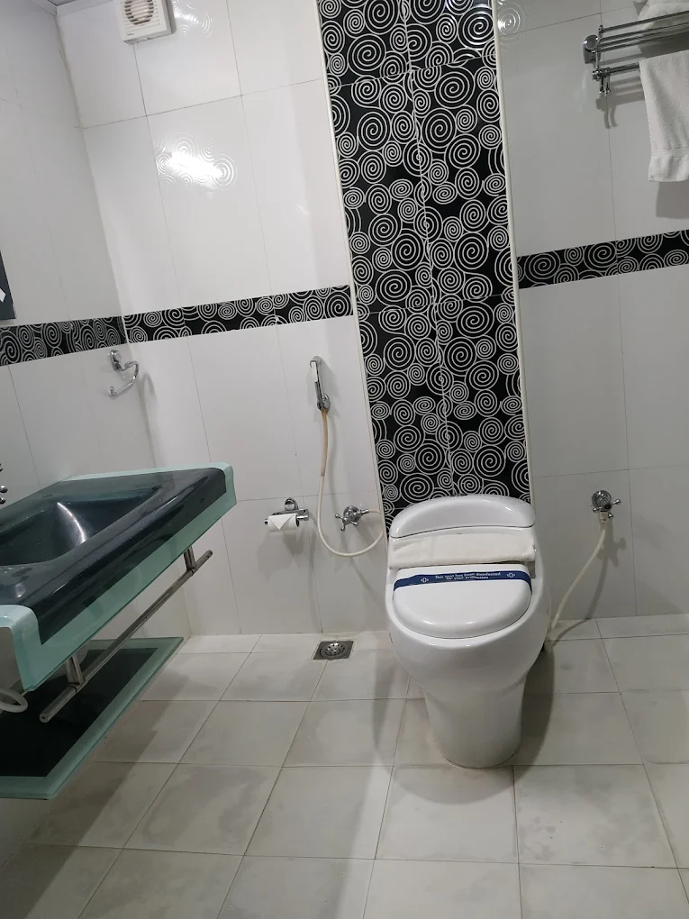 Washroom at Ponmari Residencyy, Ooty