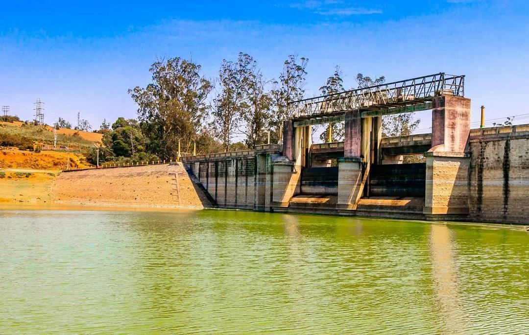 Kamaraj Sagar Dam reservoir near Ooty with calm water and green hills