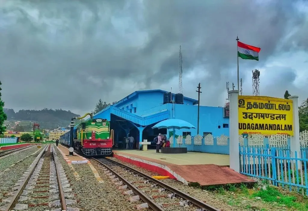 Family travelling on Nilgiri Mountain Railway